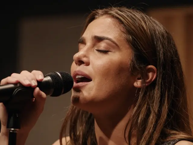 Alli Starr's Vocal Technique: Mastering Head to Chest Voice Transitions